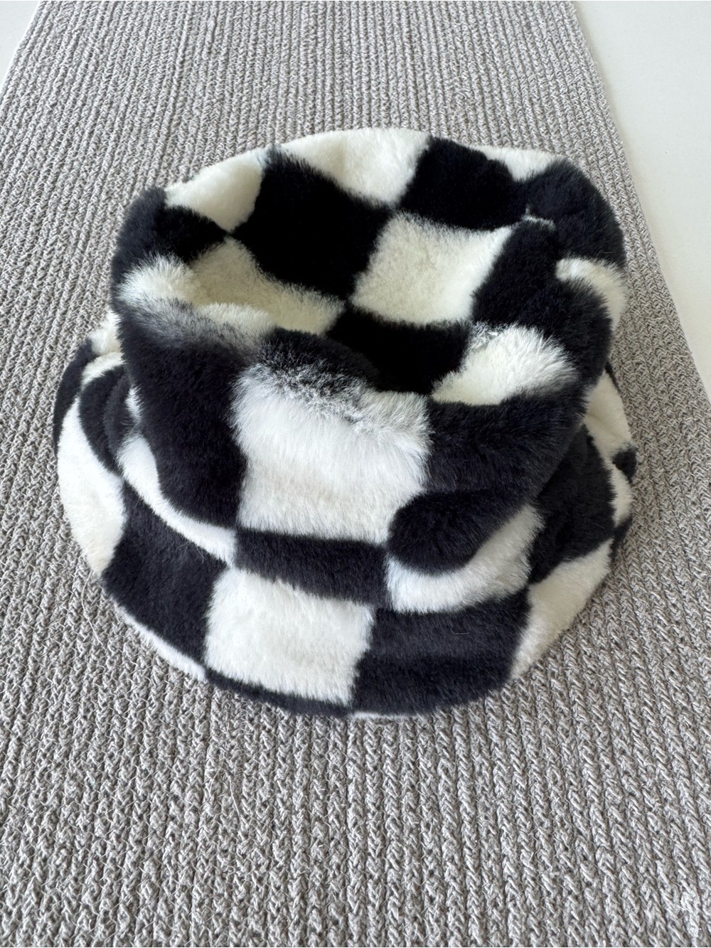 Vintage Y2K Claire's Black & White Faux Fur Checkered Checks Bucket Hat - Picture 2 of 6